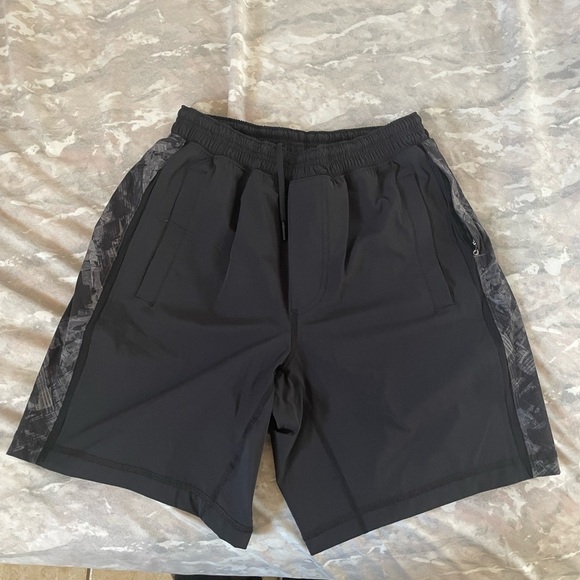 Lululemon Pace Breaker shorts - Picture 3 of 4